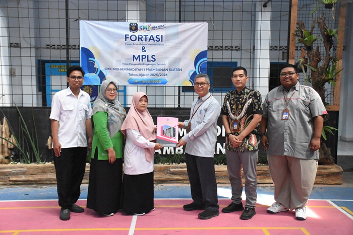 Tim PkM FEB UNY dan perwakilan SMK Muhammadiyah 1 Prambanan